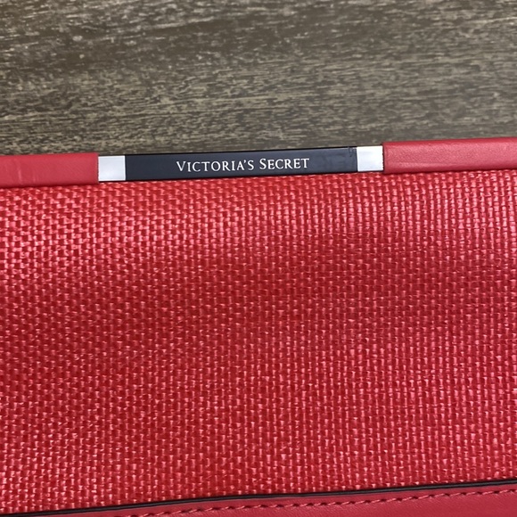Victoria’s Secret clutch bank with clip to close - Picture 2 of 10